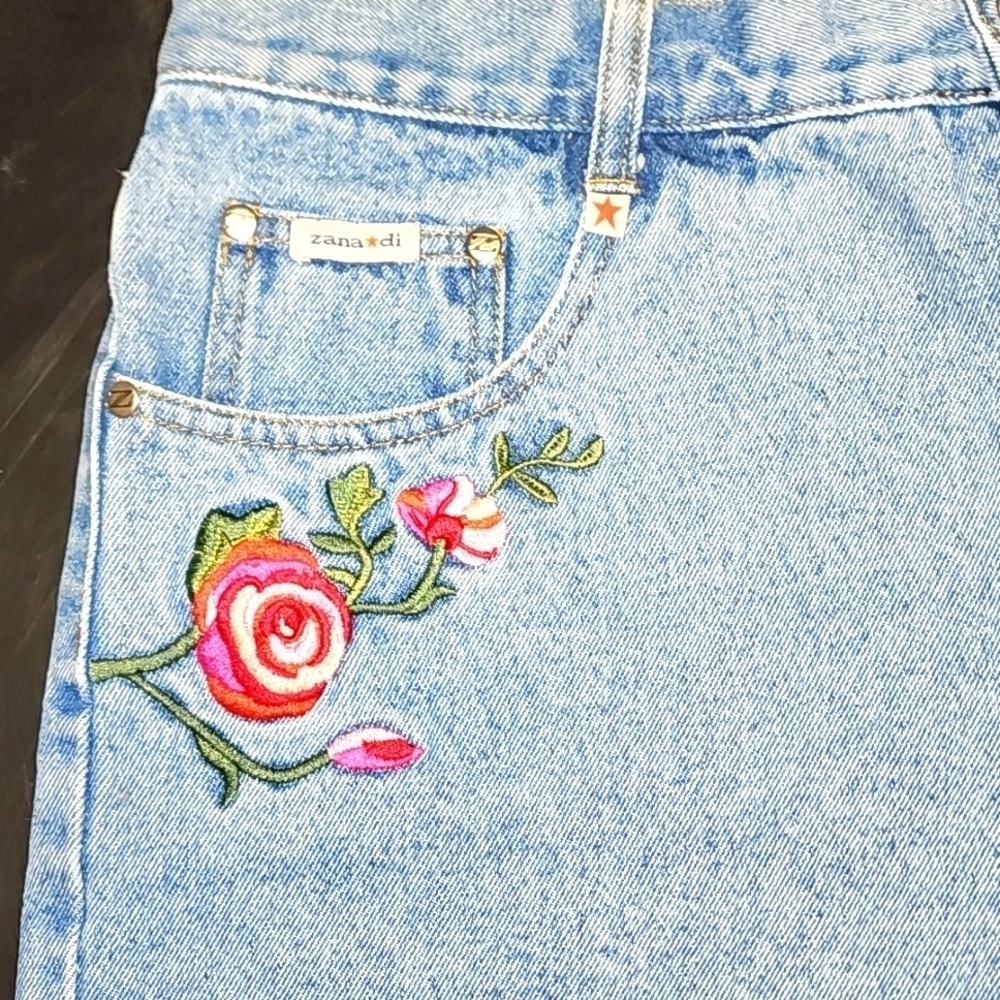 Vintage Zana di jeans shorts w/embroidered flowers Sz 13